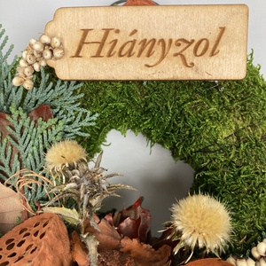 Elismerés - Hiányzol feliratú fatáblácskás, növényi részekkel gazdagon díszített mohakoszorú (KK-40) - otthon & életmód - vallás - temetkezési tárgy - sírkoszorú, kegyeleti koszorú - Meska.hu