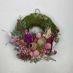 Szabadság - 3 kövirózsás, növényi részekkel gazdagon díszített mohakoszorú (KK-41) - Meska.hu