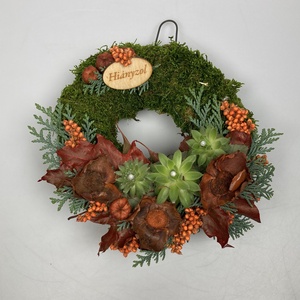 Igényesség - 3 kövirózsás, Hiányzol fatáblácskás, növényi részekkel gazdagon díszített mohakoszorú (KK-43) - Meska.hu