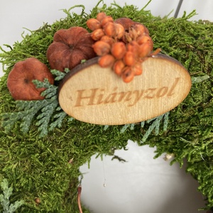 Igényesség - 3 kövirózsás, Hiányzol fatáblácskás, növényi részekkel gazdagon díszített mohakoszorú (KK-43) - otthon & életmód - vallás - temetkezési tárgy - sírkoszorú, kegyeleti koszorú - Meska.hu