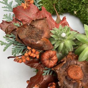 Igényesség - 3 kövirózsás, Hiányzol fatáblácskás, növényi részekkel gazdagon díszített mohakoszorú (KK-43) - otthon & életmód - vallás - temetkezési tárgy - sírkoszorú, kegyeleti koszorú - Meska.hu