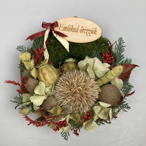 Tudás - Emléked őrizzük fatáblácskás, növényi részekkel gazdagon díszített mohakoszorú (KK-44) - Meska.hu