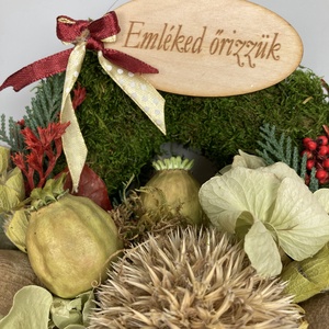 Tudás - Emléked őrizzük fatáblácskás, növényi részekkel gazdagon díszített mohakoszorú (KK-44) - otthon & életmód - vallás - temetkezési tárgy - sírkoszorú, kegyeleti koszorú - Meska.hu