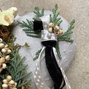 Szívalakú dekorbeton tálkába készült, 3 kövirózsás, pöttyös szalagos, fehéres fűszerezésű, egyedi kegyeleti dísz - otthon & életmód - vallás - temetkezési tárgy - sírdísz, kegyeleti dísz - Meska.hu