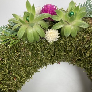 Önállóság - 4 kövirózsás, növényi részekkel gazdagon díszített, lábon álló mohakoszorú (KK-46) - otthon & életmód - vallás - temetkezési tárgy - sírkoszorú, kegyeleti koszorú - Meska.hu