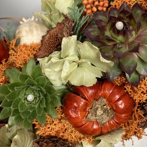 Tudatosság - 3 kövirózsás, növényi részekkel gazdagon díszített, lábon álló mohakoszorú (KK-48) - otthon & életmód - vallás - temetkezési tárgy - sírkoszorú, kegyeleti koszorú - Meska.hu