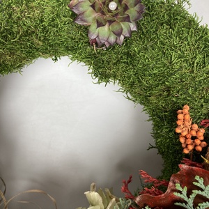 Tudatosság - 3 kövirózsás, növényi részekkel gazdagon díszített, lábon álló mohakoszorú (KK-48) - otthon & életmód - vallás - temetkezési tárgy - sírkoszorú, kegyeleti koszorú - Meska.hu