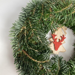 Pehelysúlyú, Nordmann fenyővel borított,  20 cm átmérőjű alapra készült, akár tovább is díszíthető koszorú (NK-1) - karácsony - karácsonyi kültéri dekoráció - Meska.hu