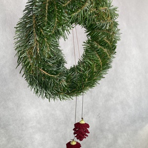 2 bordó flokkolt tobozos, Nordmann fenyős,  20 cm átmérőjű alapra készült, akár tovább is díszíthető koszorú (NK-2) - karácsony - karácsonyi kültéri dekoráció - Meska.hu