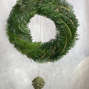 25 cm átmérőjű alapra készült, zöld flokkolt tobozos, Nordmann fenyős,   tovább is díszíthető koszorú (NK-6) - Meska.hu