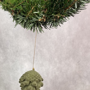 25 cm átmérőjű alapra készült, zöld flokkolt tobozos, Nordmann fenyős,   tovább is díszíthető koszorú (NK-6) - karácsony - karácsonyi kültéri dekoráció - Meska.hu