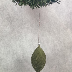 30 cm átmérőjű alapra készült,  flokkolt zöld makkos Nordmann fenyős, tovább is díszíthető koszorú (NK-10) - karácsony - karácsonyi kültéri dekoráció - Meska.hu