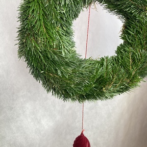 30 cm átmérőjű alapra készült,  flokkolt bordó makkos Nordmann fenyős, tovább is díszíthető koszorú (NK-11) - Meska.hu