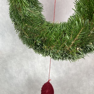 30 cm átmérőjű alapra készült,  flokkolt bordó makkos Nordmann fenyős, tovább is díszíthető koszorú (NK-11) - karácsony - karácsonyi kültéri dekoráció - Meska.hu