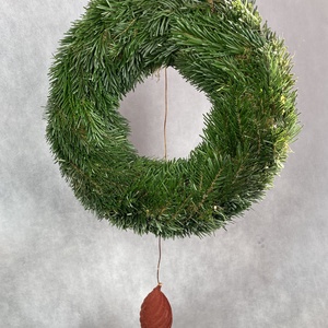 30 cm átmérőjű alapra készült,  flokkolt rozsdabarna makkos Nordmann fenyős, tovább is díszíthető koszorú (NK-12) - Meska.hu