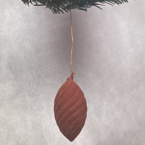 30 cm átmérőjű alapra készült,  flokkolt rozsdabarna makkos Nordmann fenyős, tovább is díszíthető koszorú (NK-12) - karácsony - karácsonyi kültéri dekoráció - Meska.hu