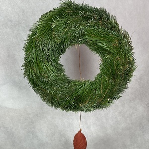 30 cm átmérőjű alapra készült,  flokkolt rozsdabarna makkos Nordmann fenyős, tovább is díszíthető koszorú (NK-12) - karácsony - karácsonyi kültéri dekoráció - Meska.hu