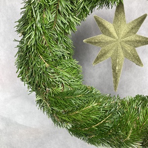 44 cm átmérőjű alapra készült,  zöld  flokkolt csillagos, Nordmann fenyős, tovább is díszíthető koszorú (NK-16) - karácsony - karácsonyi kültéri dekoráció - Meska.hu