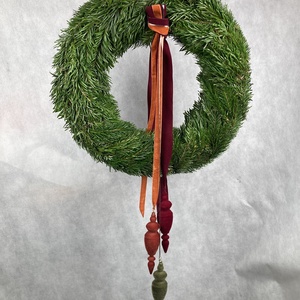 44 cm átmérőjű alapra készült,  három flokkolt karácsonyi díszes, Nordmann fenyős, tovább is díszíthető koszorú (NK-20) - Meska.hu