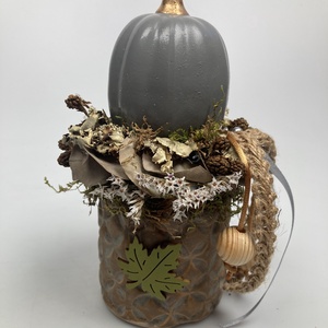 Földszínekben pompázó, kerámiakaspós, fehér sóvirágos tartós virágdísz szürke kerámiatökkel és zöld falevél feltéttel, Otthon & Életmód, Dekoráció, Asztal és polc dekoráció, Asztaldísz, Virágkötés, MESKA