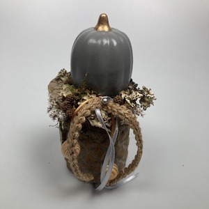 Földszínekben pompázó, kerámiakaspós, fehér sóvirágos tartós virágdísz szürke kerámiatökkel és zöld falevél feltéttel - otthon & életmód - dekoráció - asztal és polc dekoráció - asztaldísz - Meska.hu