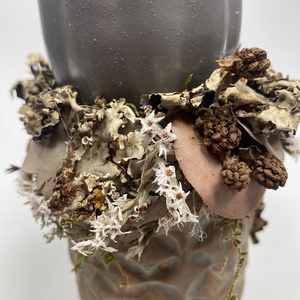 Földszínekben pompázó, kerámiakaspós, fehér sóvirágos tartós virágdísz szürke kerámiatökkel és zöld falevél feltéttel - otthon & életmód - dekoráció - asztal és polc dekoráció - asztaldísz - Meska.hu