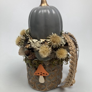 Földszínekben pompázó, kerámiakaspós, bábakalácsos virágdísz szürke kerámiatökkel és narancssárga fagomba feltéttel, Otthon & Életmód, Dekoráció, Asztal és polc dekoráció, Asztaldísz, Virágkötés, MESKA