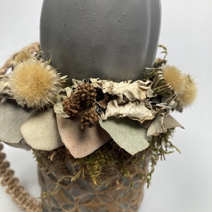 Földszínekben pompázó, kerámiakaspós, bábakalácsos virágdísz szürke kerámiatökkel és narancssárga fagomba feltéttel - otthon & életmód - dekoráció - asztal és polc dekoráció - asztaldísz - Meska.hu