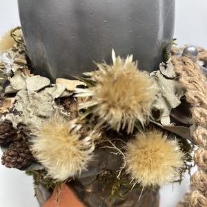 Földszínekben pompázó, kerámiakaspós, bábakalácsos virágdísz szürke kerámiatökkel és narancssárga fagomba feltéttel - otthon & életmód - dekoráció - asztal és polc dekoráció - asztaldísz - Meska.hu