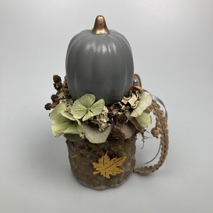 Földszínekben pompázó, kerámiakaspós, hortenziás virágdísz szürke kerámiatökkel és mustársárga falevél feltéttel, Otthon & Életmód, Dekoráció, Asztal és polc dekoráció, Asztaldísz, Virágkötés, MESKA