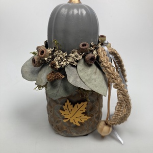 Földszínekben pompázó, kerámiakaspós, eukaliptuszos virágdísz szürke kerámiatökkel és mustársárga falevél feltéttel - Meska.hu