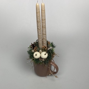 Bézsszínű, márványhatású gyertyás, fehér deres almákkal ékített, kakaóbarna bögrére épült tartós adventi dísz (XM1), Karácsony, Adventi díszek, Adventi asztaldísz, Virágkötés, MESKA