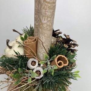 Bézsszínű, márványhatású gyertyás, fehér deres almákkal ékített, kakaóbarna bögrére épült tartós adventi dísz (XM1) - karácsony - adventi díszek - adventi asztaldísz - Meska.hu