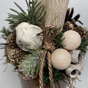 Fehér diós, márványhatású gyertyás, irizáló gömbökkel ékített, kakaóbarna bögrére épült tartós adventi asztaldísz (XM2) - karácsony - adventi díszek - adventi asztaldísz - Meska.hu