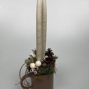 Fehér diós, márványhatású gyertyás, irizáló gömbökkel ékített, kakaóbarna bögrére épült tartós adventi asztaldísz (XM2), Karácsony, Adventi díszek, Adventi asztaldísz, Virágkötés, MESKA
