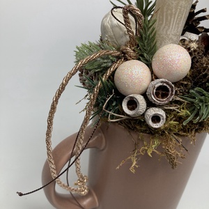 Fehér diós, márványhatású gyertyás, irizáló gömbökkel ékített, kakaóbarna bögrére épült tartós adventi asztaldísz (XM2) - karácsony - adventi díszek - adventi asztaldísz - Meska.hu