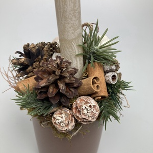 Fehér diós, márványhatású gyertyás, irizáló gömbökkel ékített, kakaóbarna bögrére épült tartós adventi asztaldísz (XM2) - karácsony - adventi díszek - adventi asztaldísz - Meska.hu