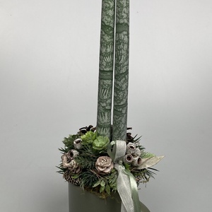 Fenyőzöld, márványhatású gyertyás, termésekkel ékített, zöld bögrére épült tartós adventi asztaldísz (XM3) - karácsony - adventi díszek - adventi asztaldísz - Meska.hu