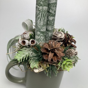 Fenyőzöld, márványhatású gyertyás, termésekkel ékített, zöld bögrére épült tartós adventi asztaldísz (XM3) - karácsony - adventi díszek - adventi asztaldísz - Meska.hu