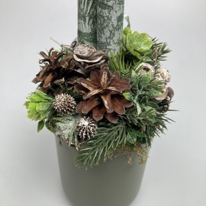 Fenyőzöld, márványhatású gyertyás, termésekkel ékített, zöld bögrére épült tartós adventi asztaldísz (XM3), Karácsony, Adventi díszek, Adventi asztaldísz, Virágkötés, MESKA