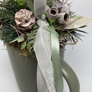 Fenyőzöld, márványhatású gyertyás, termésekkel ékített, zöld bögrére épült tartós adventi asztaldísz (XM3) - karácsony - adventi díszek - adventi asztaldísz - Meska.hu