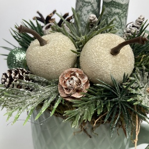 Deres almákkkal ékített, fenyőzöld, márványhatású gyertyás,  mentazöld bögrére épült tartós adventi asztaldísz (XM4) - karácsony - adventi díszek - adventi asztaldísz - Meska.hu