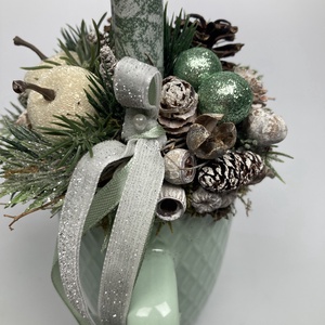 Deres almákkkal ékített, fenyőzöld, márványhatású gyertyás,  mentazöld bögrére épült tartós adventi asztaldísz (XM4) - Meska.hu