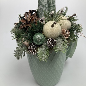 Deres almákkkal ékített, fenyőzöld, márványhatású gyertyás,  mentazöld bögrére épült tartós adventi asztaldísz (XM4) - karácsony - adventi díszek - adventi asztaldísz - Meska.hu