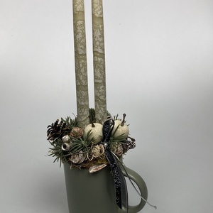 Olívazöld, márványhatású gyertyás,  zöld bögrére épült, termésekkel gazdagon díszített tartós adventi asztaldísz (XM5) - karácsony - adventi díszek - adventi asztaldísz - Meska.hu