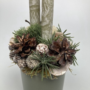 Olívazöld, márványhatású gyertyás,  zöld bögrére épült, termésekkel gazdagon díszített tartós adventi asztaldísz (XM5) - Meska.hu