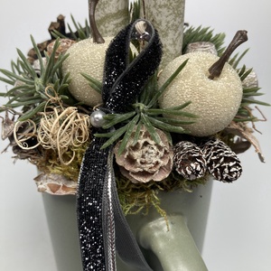 Olívazöld, márványhatású gyertyás,  zöld bögrére épült, termésekkel gazdagon díszített tartós adventi asztaldísz (XM5) - karácsony - adventi díszek - adventi asztaldísz - Meska.hu