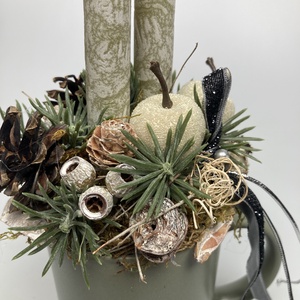 Olívazöld, márványhatású gyertyás,  zöld bögrére épült, termésekkel gazdagon díszített tartós adventi asztaldísz (XM5) - karácsony - adventi díszek - adventi asztaldísz - Meska.hu