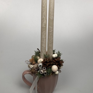 Krémszínű, márványmintás gyertyás,  pasztellrózsaszín bögrére épült, gazdagon díszített tartós adventi asztaldísz (XM7) - karácsony - adventi díszek - adventi asztaldísz - Meska.hu