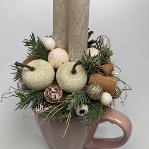 Krémszínű, márványmintás gyertyás,  pasztellrózsaszín bögrére épült, gazdagon díszített tartós adventi asztaldísz (XM7) - Meska.hu